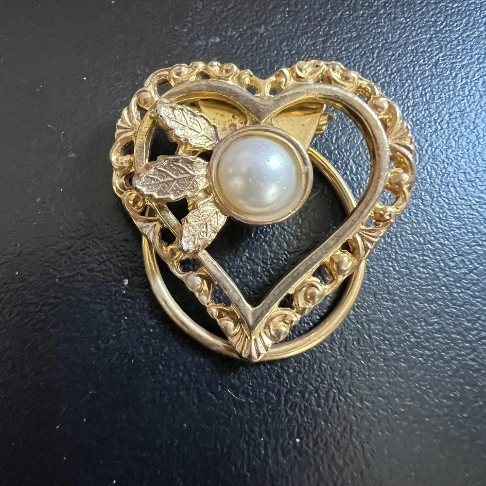 Vintage‎ Gold Tone Heart Scarf Clip Faux Pearl Floral Filigree Romantic Pin